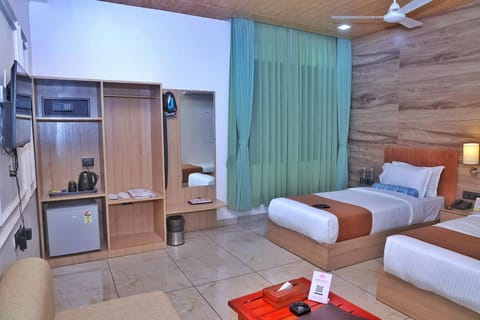 Deluxe Twin Room | Premium bedding, desk, laptop workspace, iron/ironing board