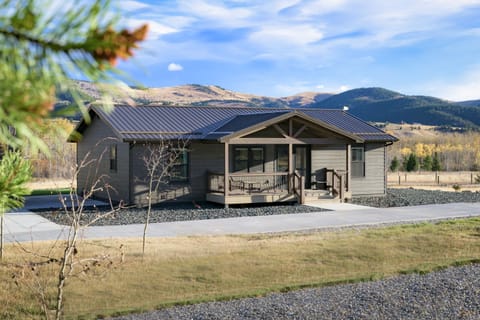 The mountains welcome you to Aspen Park