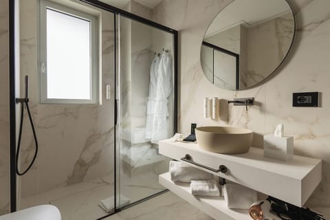 Deluxe Suite | Bathroom | Shower, hair dryer, slippers, towels