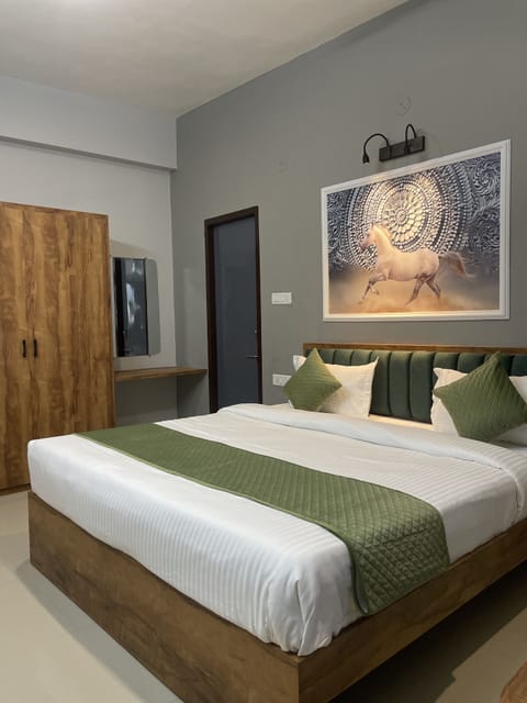 Deluxe Double Room, Garden View | Desk, laptop workspace, blackout drapes, iron/ironing board