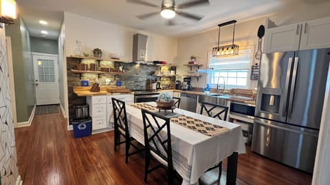 Full kitchen with Dinning room Tables /serve ready