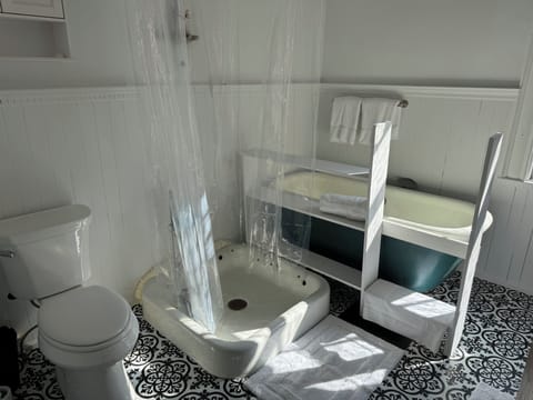 Superior Suite, 1 King Bed, City View | Bathroom