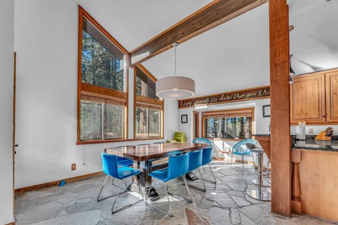 Dining Room: 7-person dining table, adjacent to the kitchen and living room