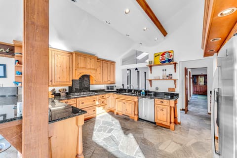 Kitchen: Fully-equipped kitchen, drip coffee maker, toaster oven, waffle maker, blender, kitchen bar w/3 bar stools
