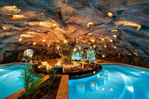 12 bars/lounges, beach bar