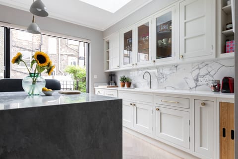 Apartment (3 Bedrooms) | Private kitchen | Microwave, oven, dishwasher, electric kettle