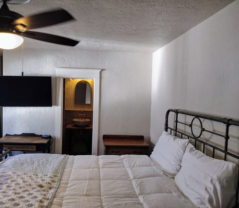 Upstairs Standard Double Room | Free WiFi, bed sheets