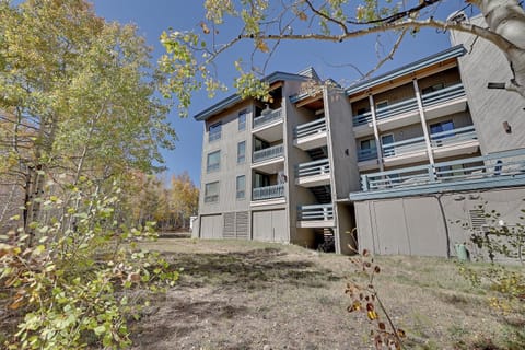 Located beside White River National Forest with quick trail access to Salt Lick & Lily Pad Lake.
