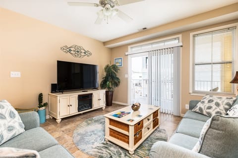 Sunset Island 35 Fountain Drive West, Unit 3D Living Room