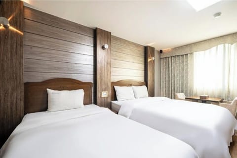 Deluxe Twin Room | In-room safe, WiFi (free)