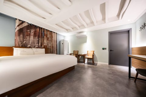 Deluxe Room | Desk, blackout drapes, free WiFi, bed sheets