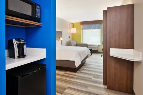 Standard Room, 1 King Bed, Refrigerator | In-room safe, desk, iron/ironing board, free cribs/infant beds