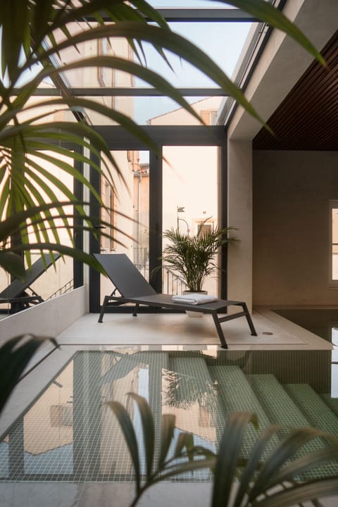 Indoor pool, sun loungers