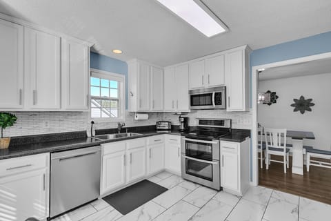 House, 6 Bedrooms | Private kitchen | Fridge, oven, coffee/tea maker, toaster