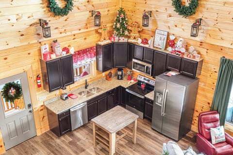 Cabin, 4 Bedrooms | Private kitchen | Full-size fridge, microwave, oven, stovetop