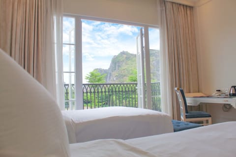 Deluxe Twin Mountain View | Minibar, in-room safe, desk, WiFi (free)