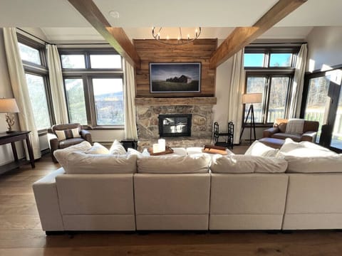 Vaulted living rm with Fireplace and 55` Smart TV