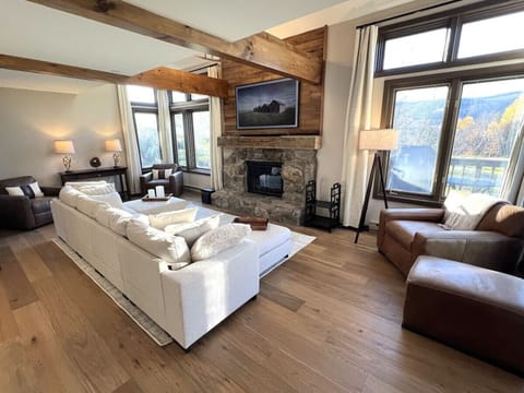 Vaulted living rm with Fireplace and 55` Smart TV