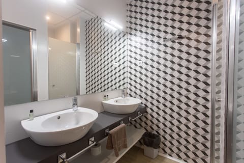 Basic Triple Room | Bathroom sink