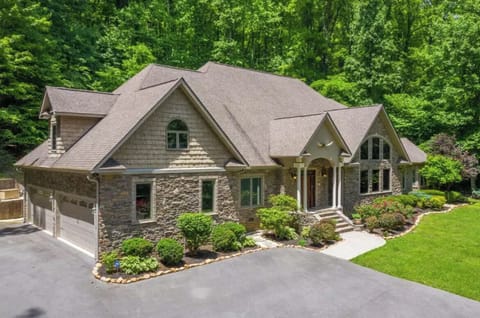 Privacy and asphalt parking. Plenty of space for your biggest groups