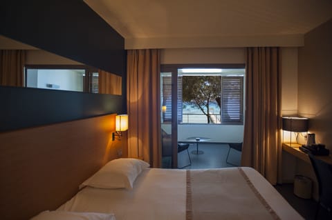 Minibar, in-room safe, desk, iron/ironing board