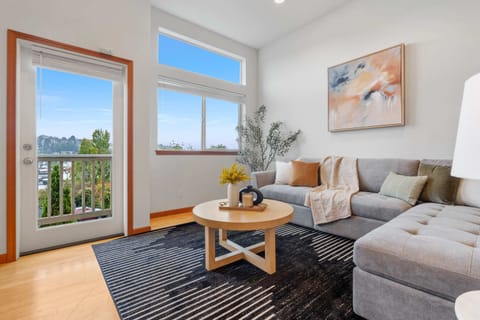 LakeView Queen Anne 3BR Townhome w  Portable AC Apartment in Queen Anne