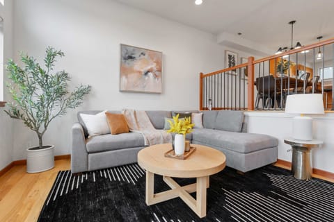 LakeView Queen Anne 3BR Townhome w  Portable AC Apartment in Queen Anne