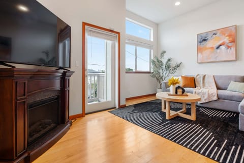 LakeView Queen Anne 3BR Townhome w  Portable AC Apartment in Queen Anne