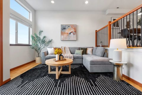 LakeView Queen Anne 3BR Townhome w  Portable AC Apartment in Queen Anne