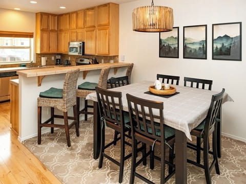 Large dining table with seating for 6, plus 3 stools at the breakfast bar