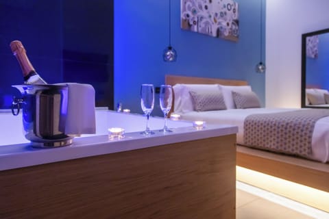 Deluxe Suite | In-room safe, desk, laptop workspace, blackout drapes