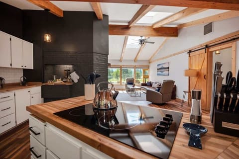 68719_E_Fairway_Ave_Welches_OR_97067_USA-Kitchen-P1322639