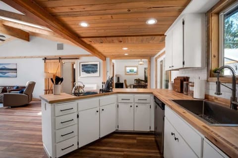 68719_E_Fairway_Ave_Welches_OR_97067_USA-Kitchen-P1322627