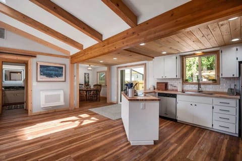 68719_E_Fairway_Ave_Welches_OR_97067_USA-Kitchen-P1322621