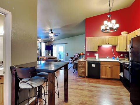 Condo (2 Bedrooms) | Property amenity