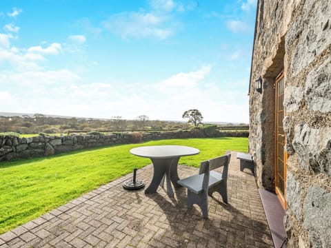 Sitting-out-area | Daflod - Parc Wernol Cottages, Chwilog, near Pwllheli