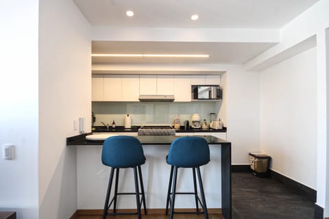 Full-size fridge, microwave, oven, stovetop