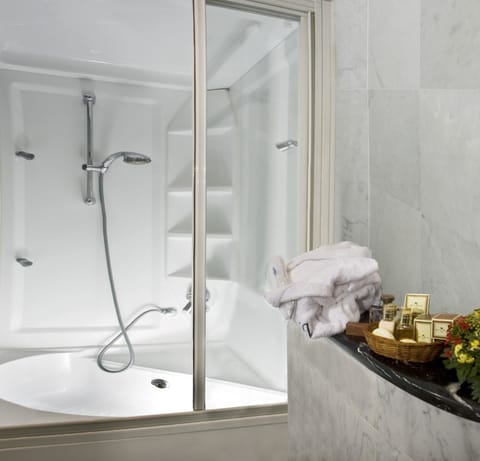 Standard Single Room | Bathroom | Separate tub and shower, jetted tub, free toiletries, hair dryer