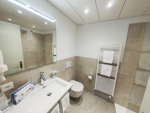 "Panorama" Superior Double Room with lake-view balcony | Bathroom | Free toiletries, hair dryer, towels