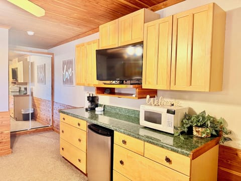 Classic Room | Private kitchenette | Mini-fridge, microwave, coffee/tea maker, paper towels