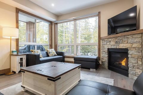 Polar Peak Lodge l 4 Bedrooms l Sleeps 10 Adults 