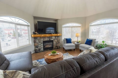 Living Room l Smart TV l Gas Fireplace l Upper Level