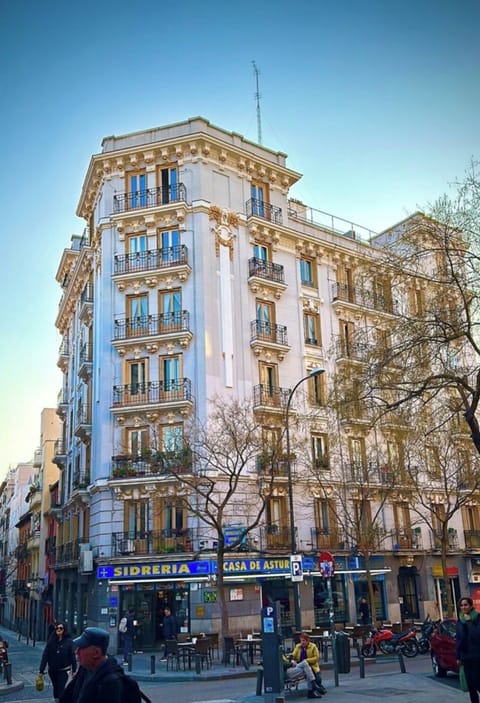 the building on the corner 3 doors from my building!  Lavapies architecture is 😻