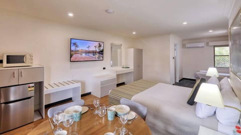 Deluxe Queen Triple | Laptop workspace, iron/ironing board, free WiFi
