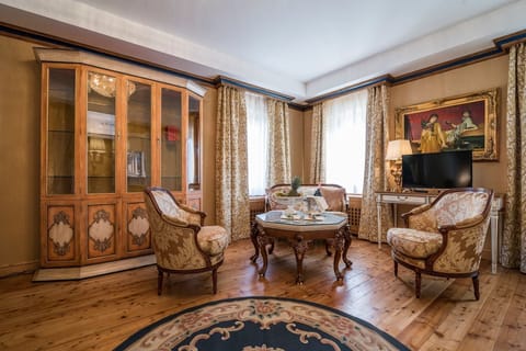 Luxury Suite | Minibar, in-room safe, individually decorated, individually furnished