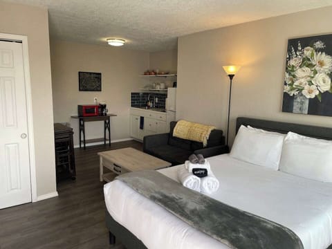 Studio apartment has all your needs for a short or long stay. 