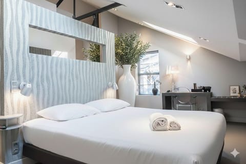 Slaap heerlijk in ons comfortabele bed, perfect voor een rustgevende nacht in Tilburg.