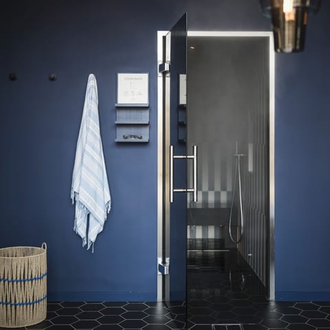 Sauna, steam room, body treatments, facials, 2 treatment rooms