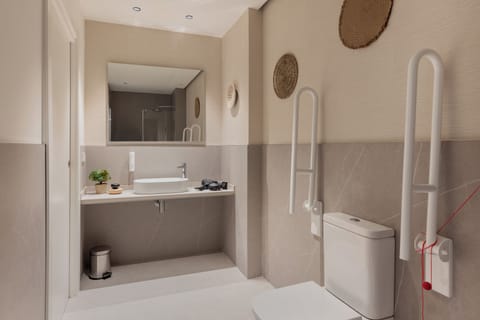 Family Studio | Accessible bathroom