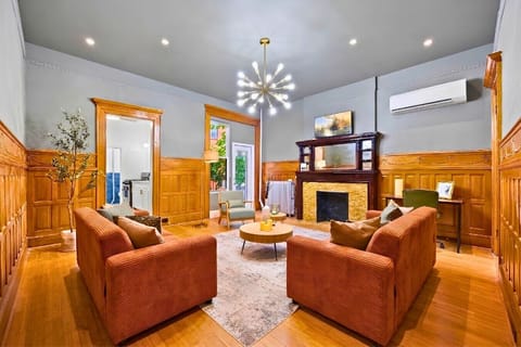 Let yourself be greeted by the natural light that bathes the living room as you relax and unwind in its warmth.